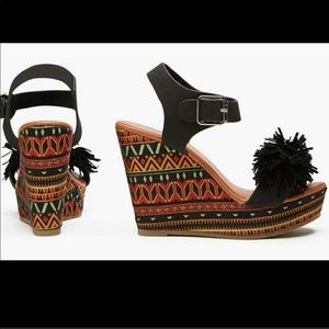 Sociology Fringe tribal print wedge size 8